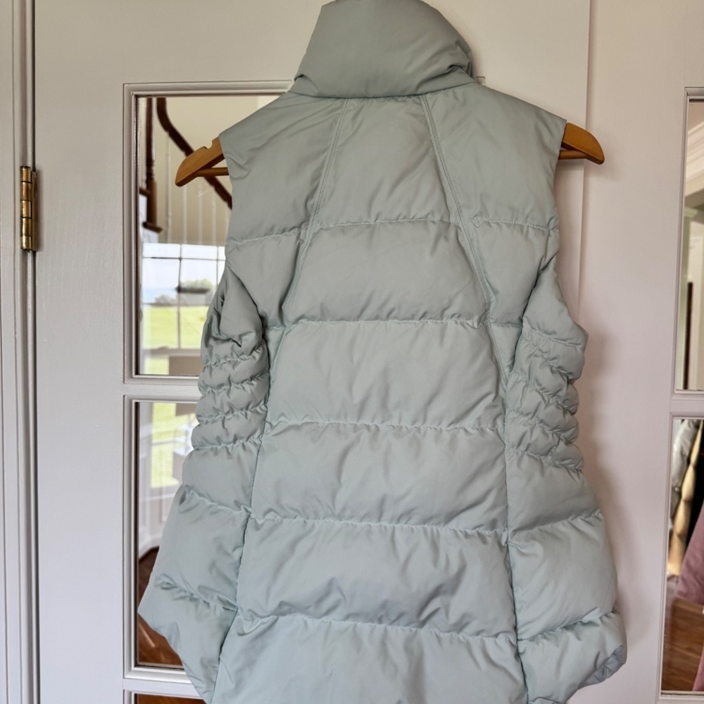 NWOT Athleta Downtown Puffer Vest, Glacier, Size XS - Picture 3 of 3